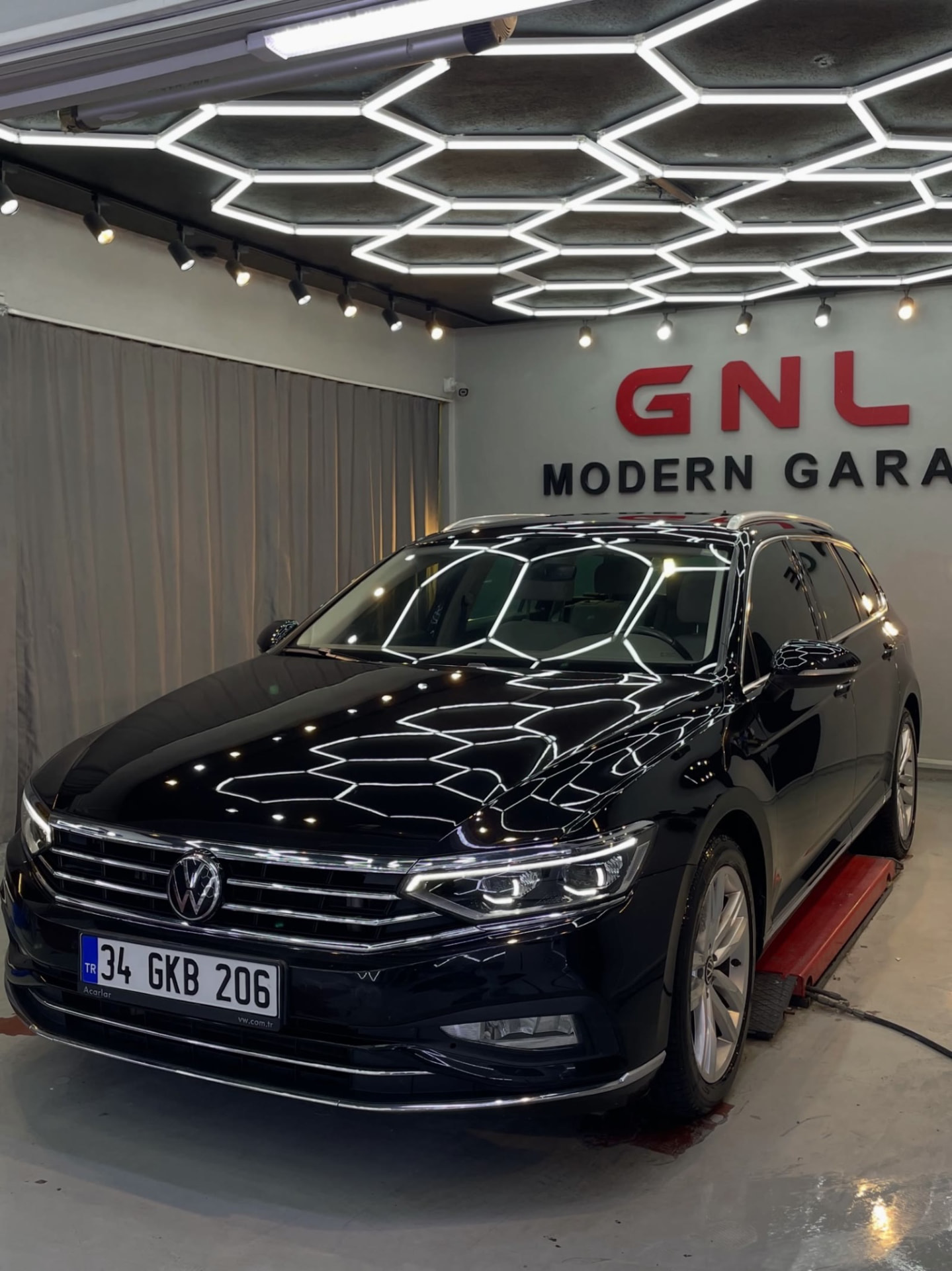 Siyah Volkswagen Passat station atölyede