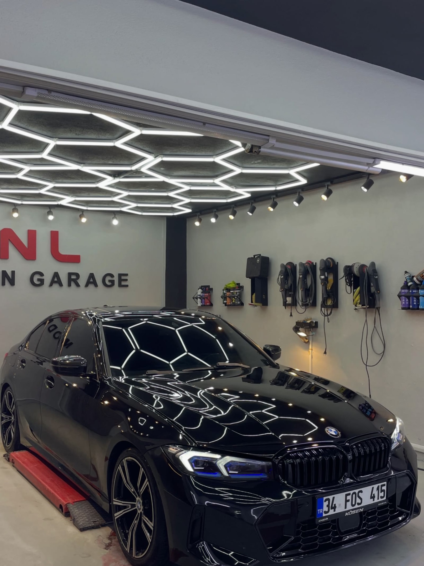 Siyah BMW sedan detailing lifti üzerinde