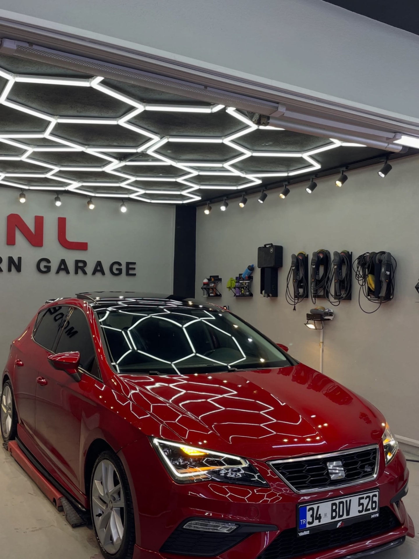 Kırmızı SEAT Leon FR atölyede parlatma sonrası