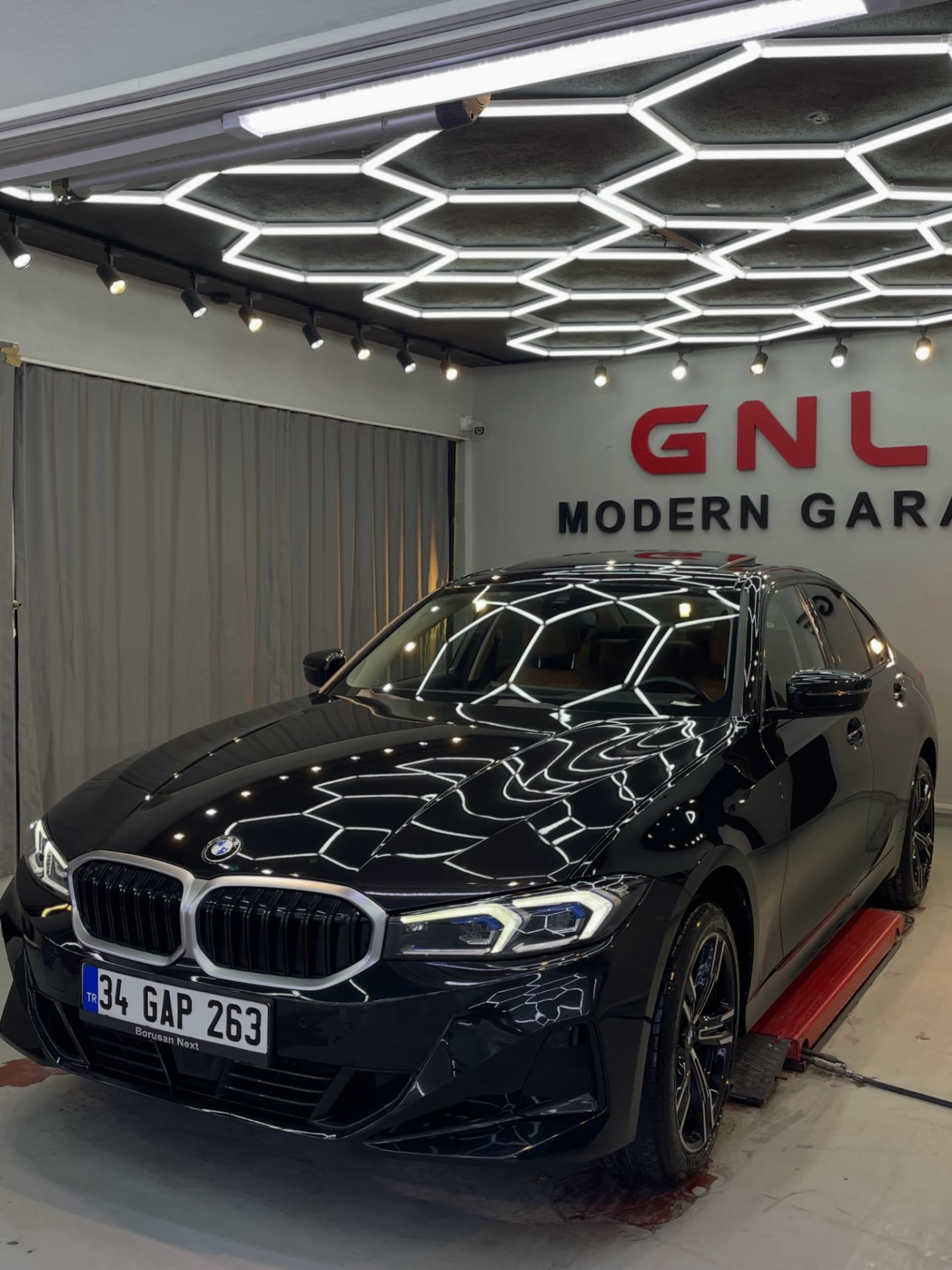GNL Modern Garage atölyesinde parlatılmış siyah BMW