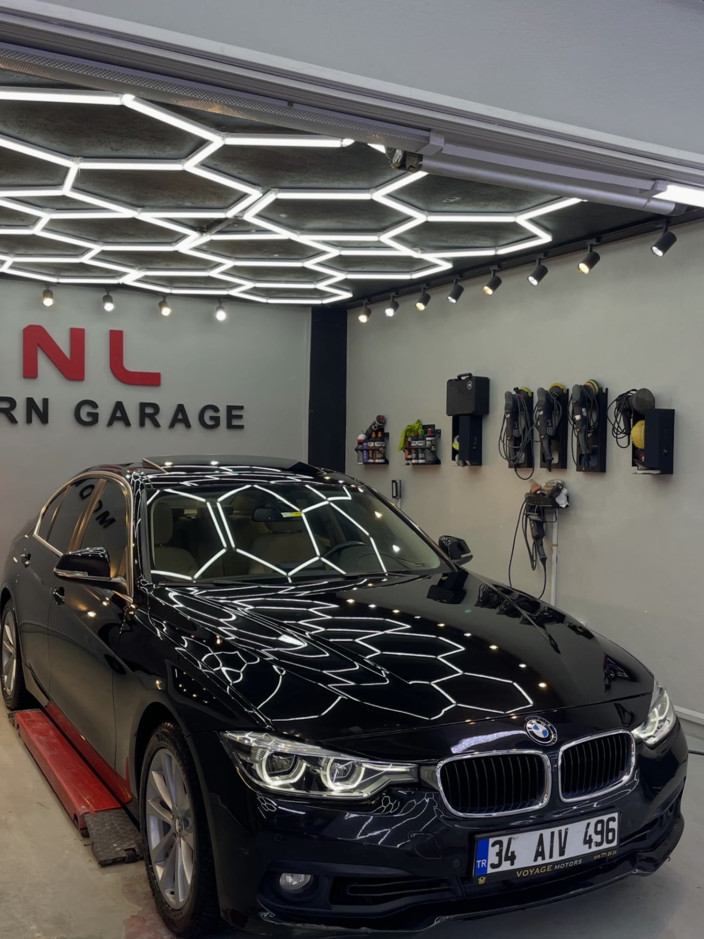 Siyah BMW 3 Serisi sedan lift üzerinde